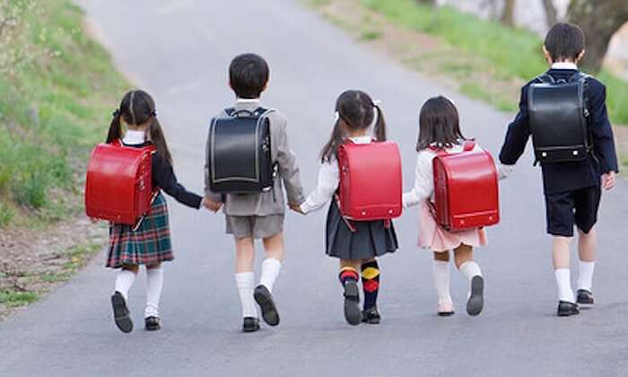 เด็กนักเรียนเดินจูงมือกัน 